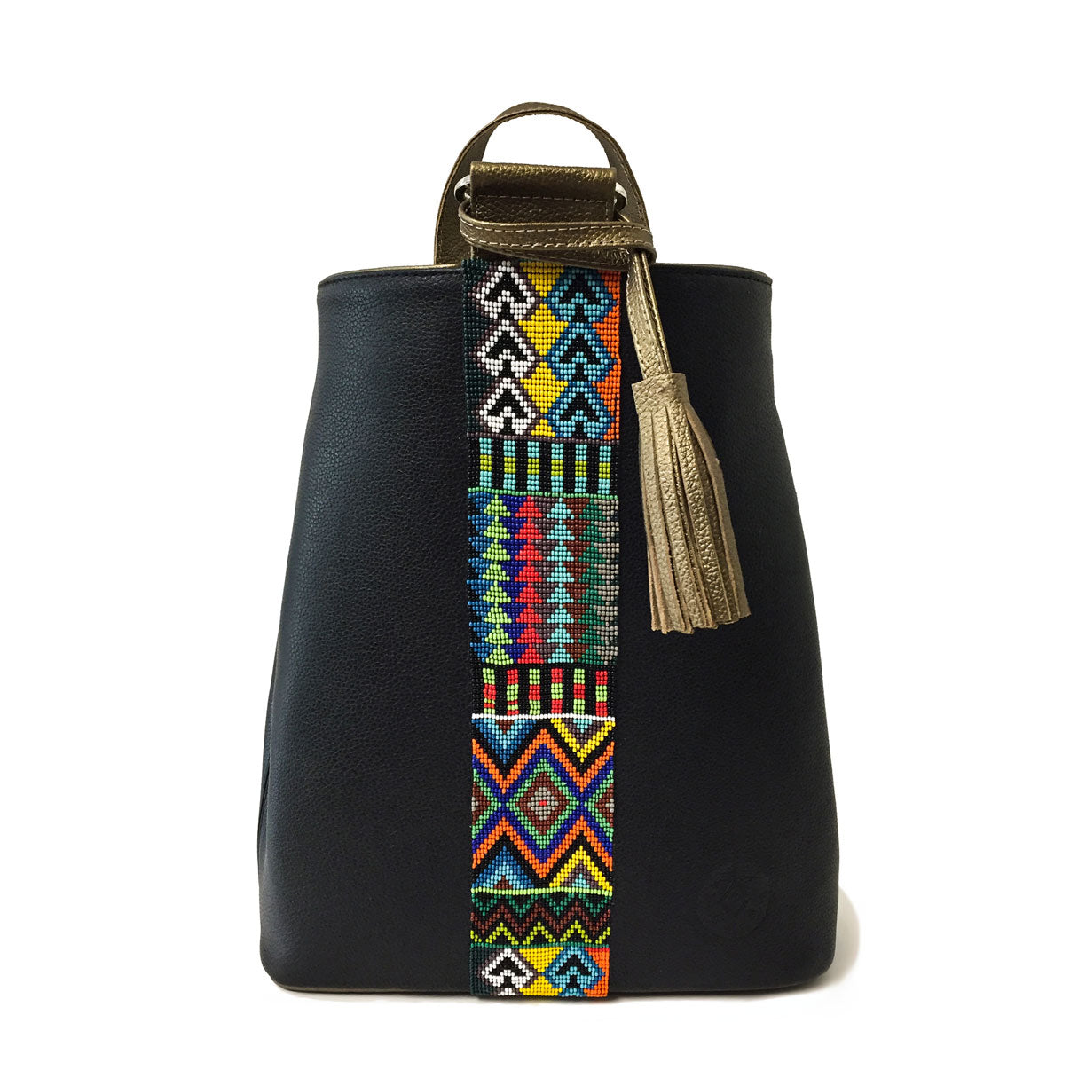 Mochila Backpack de piel para mujer color negro con cinta artesanal de chaquira