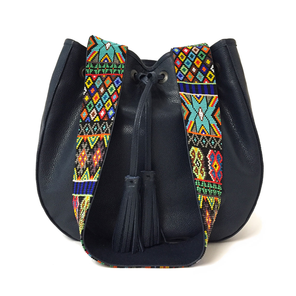 Bolsa morral de piel para mujer color azul marino con tejido artesanal de chaquira