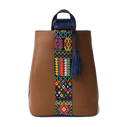 Mochila Backpack de piel para mujer color camello con cinta artesanal de chaquira