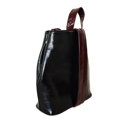 Mochila Backpack de piel para mujer de charol negro con cinta artesanal de chaquira en descuento. Vista 3/4
