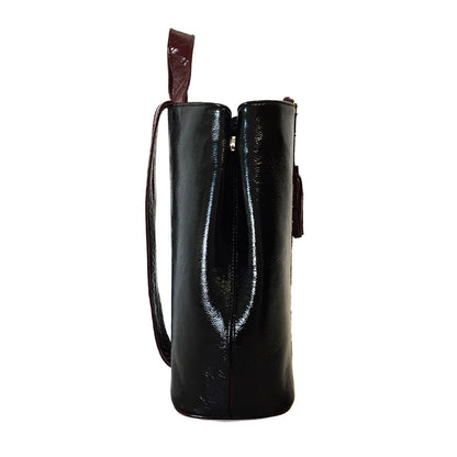 Mochila Backpack de piel para mujer de charol negro con cinta artesanal de chaquira en descuento. Vista lateral
