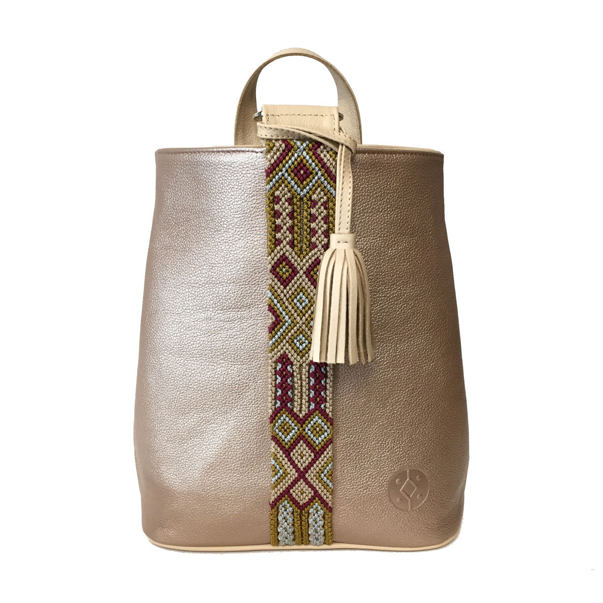 Mochila Backpack de piel para mujer color rosa metálico con cinta artesanal Chiapaneca