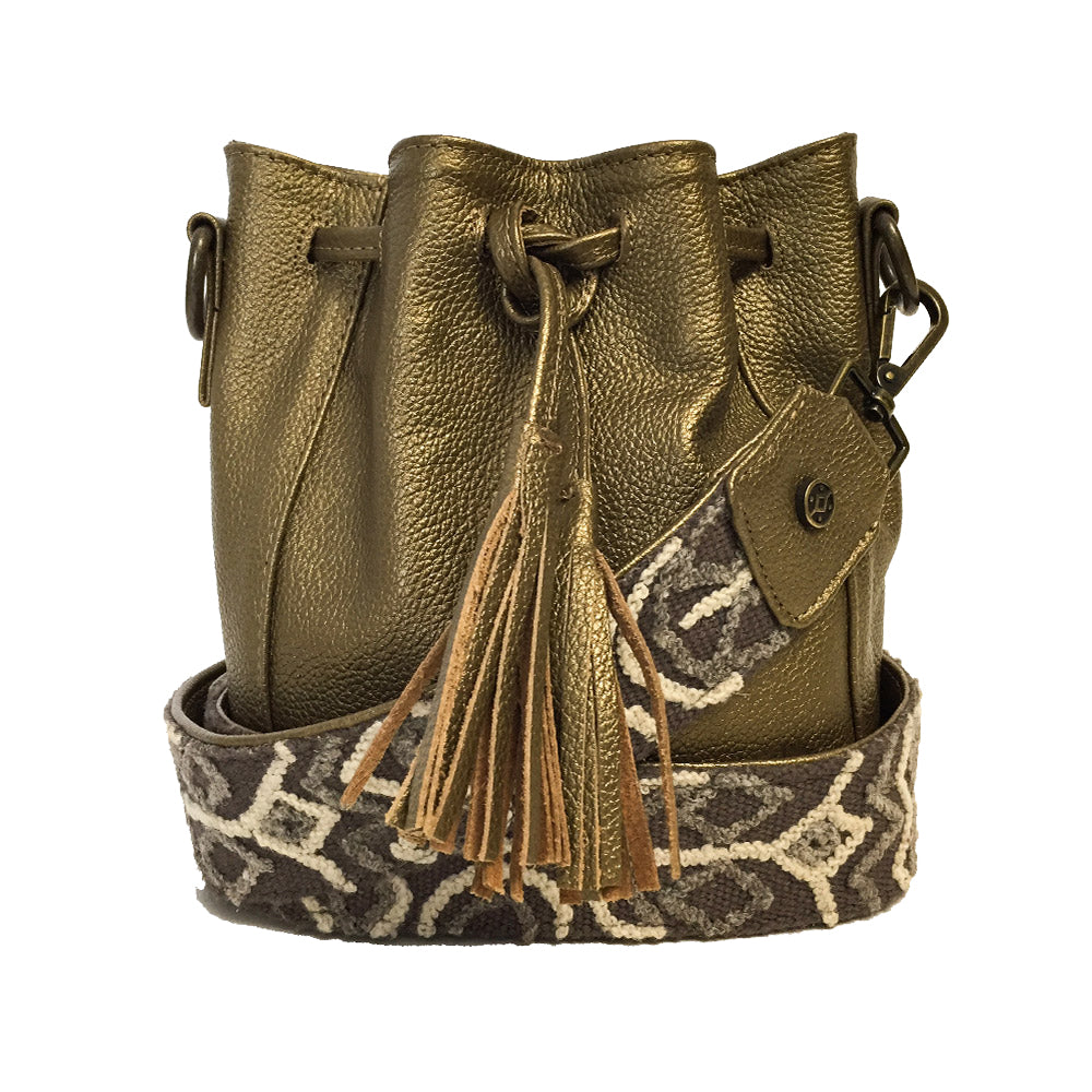 Bolsa de piel pequeña tipo morral para mujer con asa intercambiable de artesanía peruana color metálico