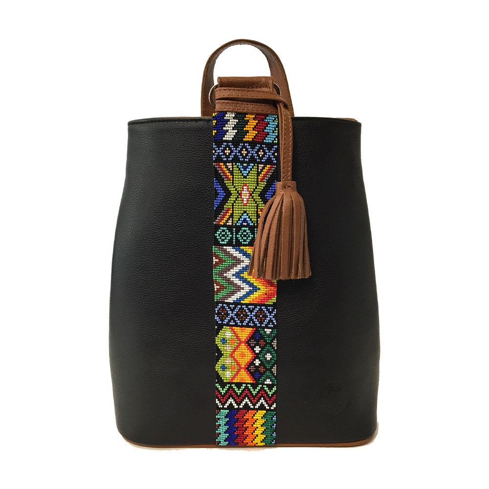 Mochila Backpack de piel para mujer color negro con cinta artesanal de chaquira