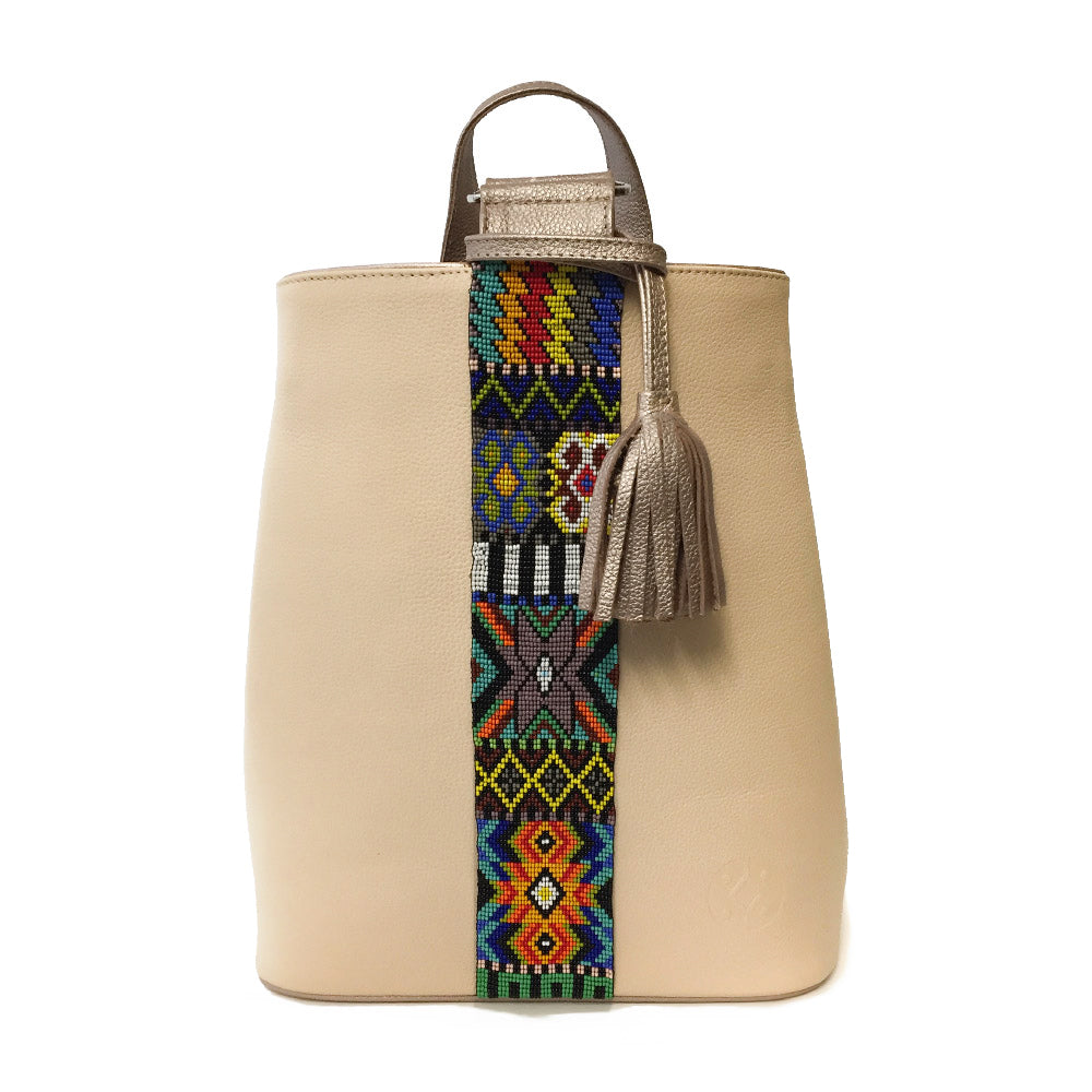 Mochila Backpack de piel para mujer color crudo con cinta artesanal de chaquira