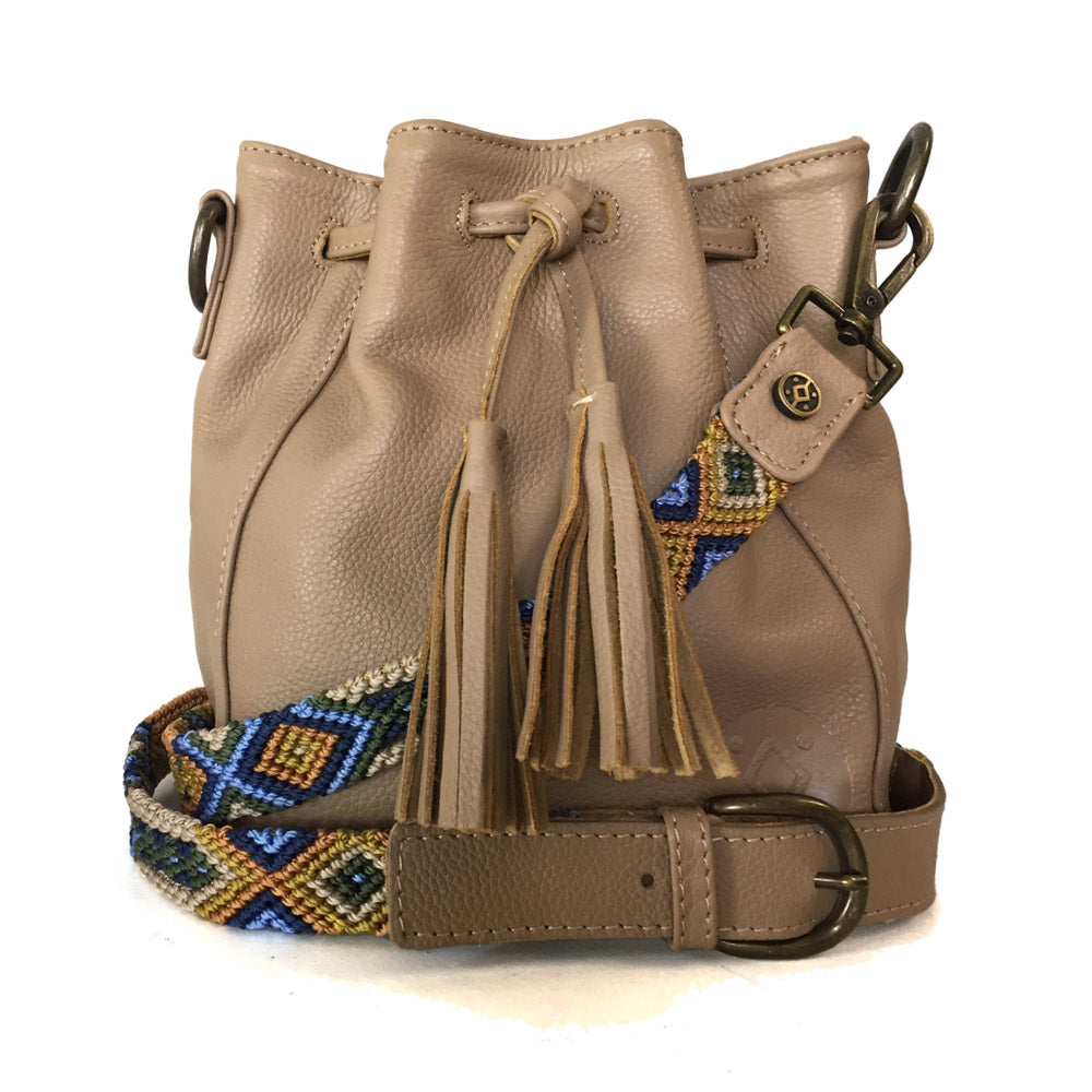 Bolsa de piel pequeña tipo morral para mujer con asa intercambiable de artesanía chiapaneca color beige