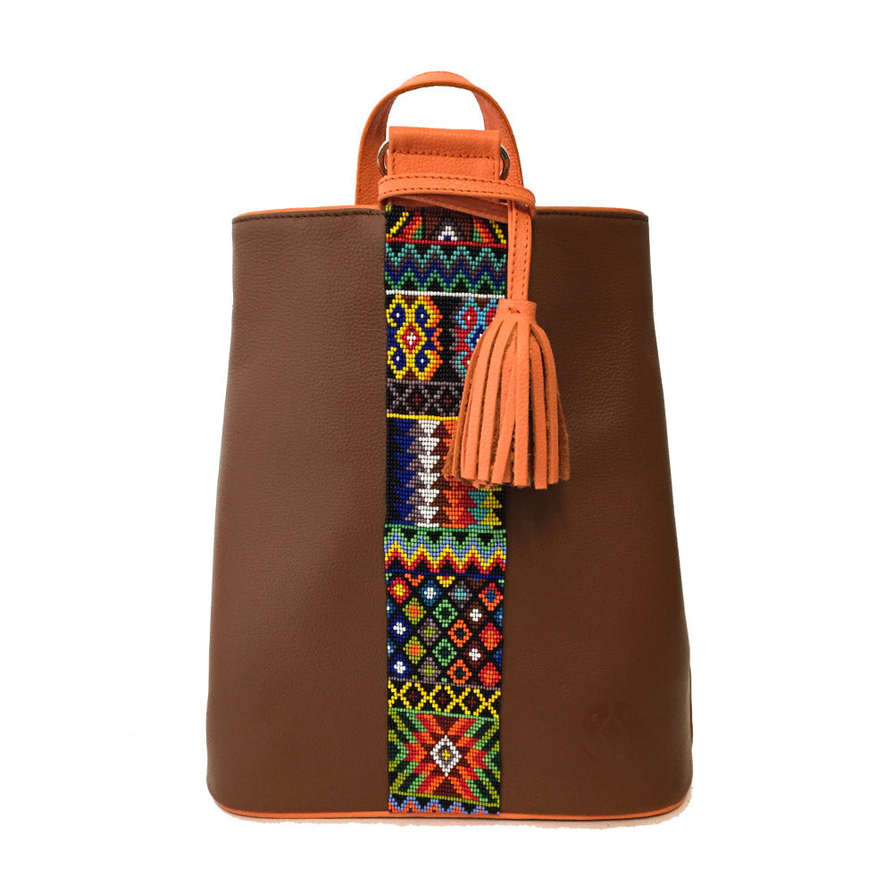 Mochila Backpack de piel para mujer color camello con cinta artesanal de chaquira