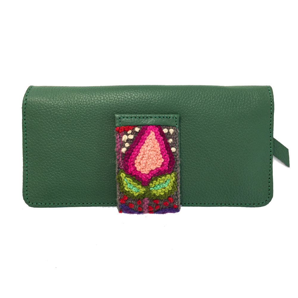 Cartera de piel para dama color verde con cierre y látigo de imán con cinta artesanal de Chiapas