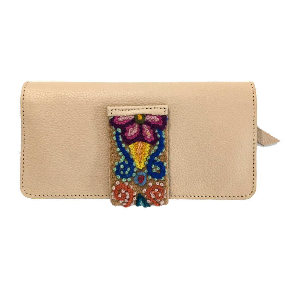 Cartera de piel para dama color crudo con cierre y látigo de imán con cinta artesanal de Chiapas