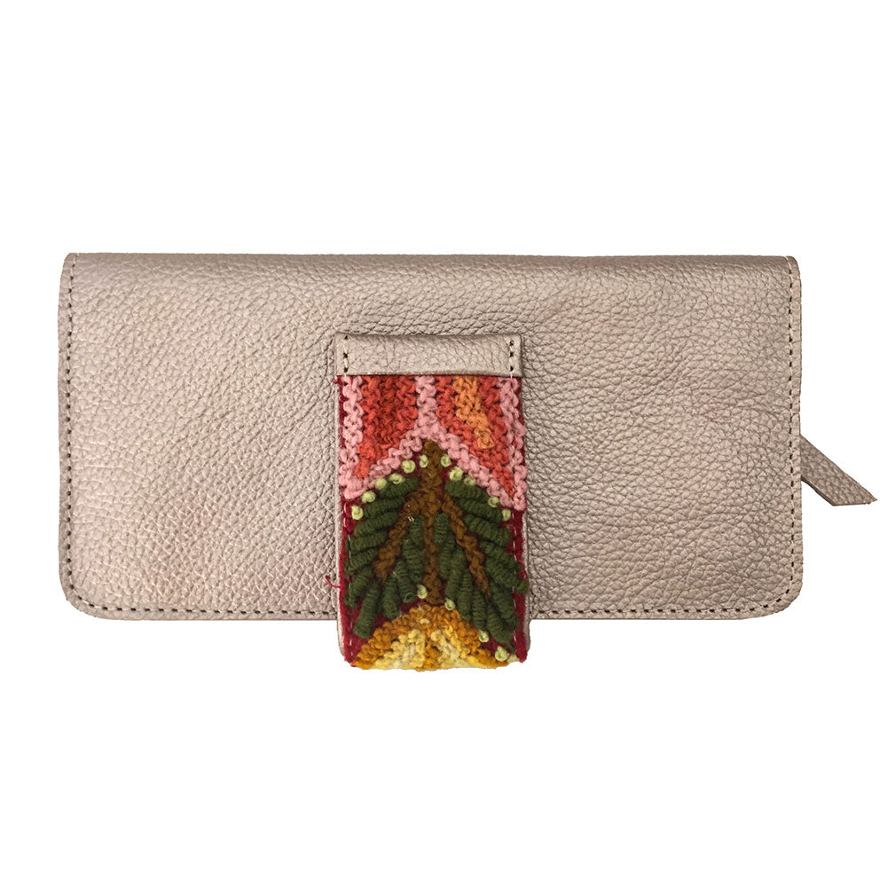 Cartera de piel para dama color rosa metálico con cierre y látigo de imán con cinta artesanal de Chiapas