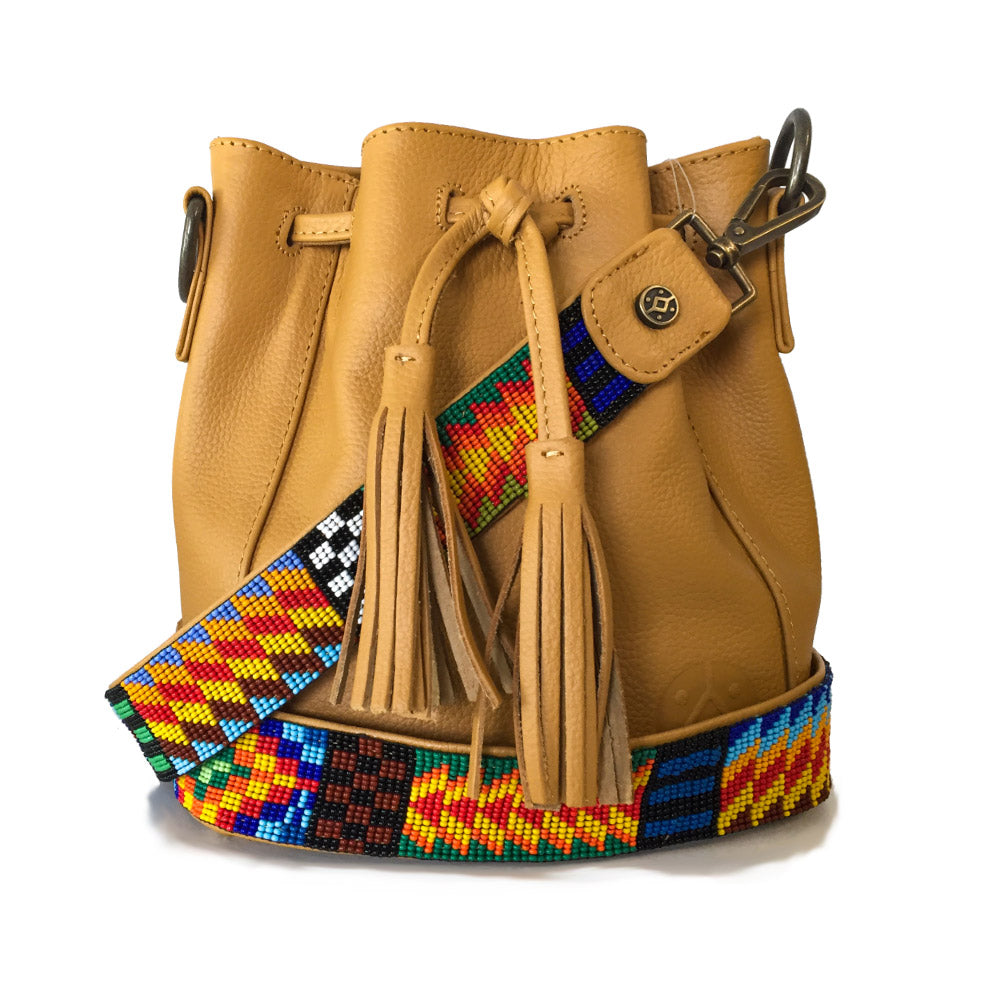 Bolsa de piel pequeña tipo morral para mujer con asa intercambiable de chaquira artesanal color amarillo