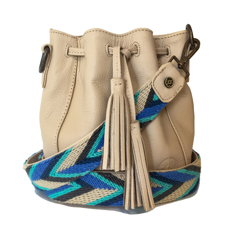 Bolsa de piel pequeña tipo morral para mujer con asa intercambiable de artesanía wayuu color crudo
