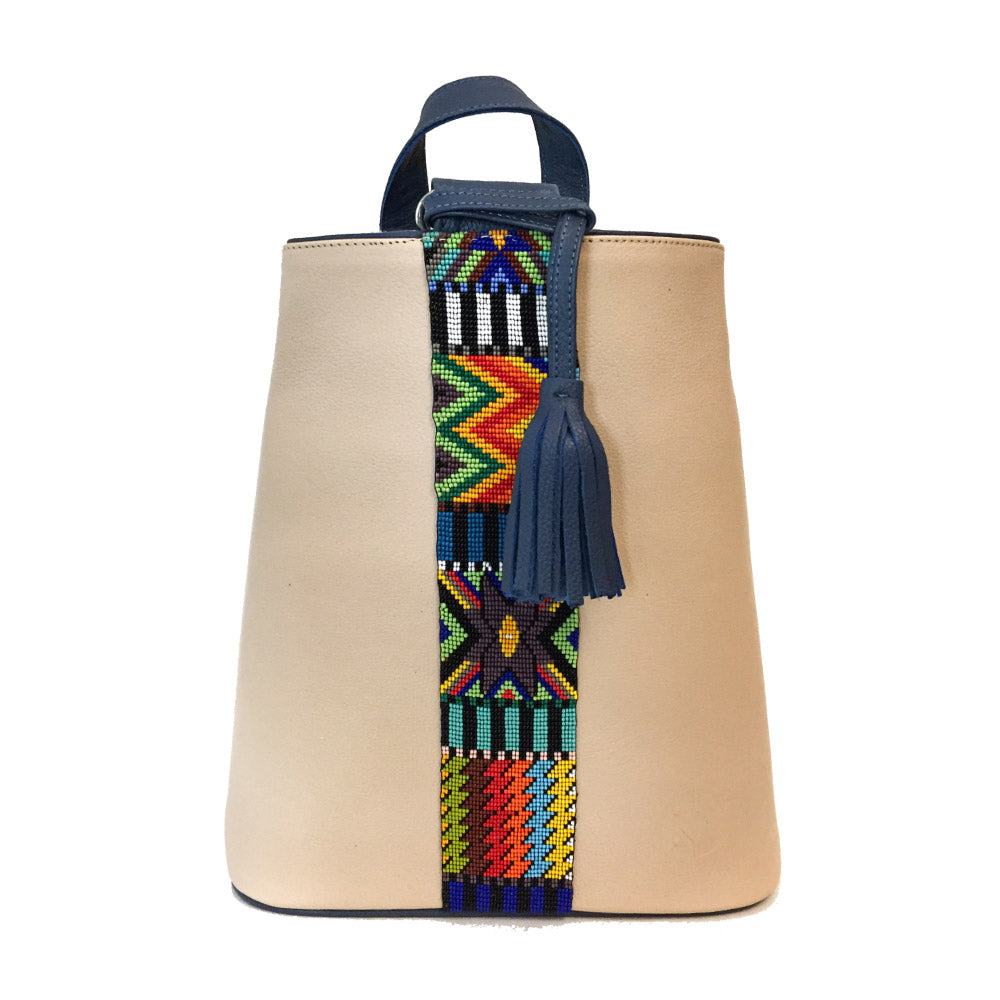 Mochila Backpack de piel para mujer color hueso con cinta artesanal de chaquira