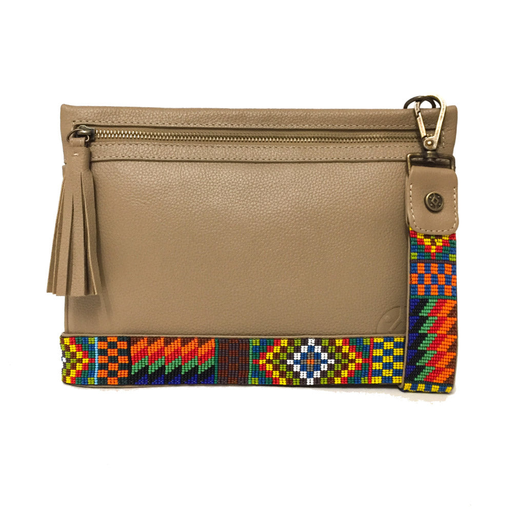 Bolsa Clutch para mujer de asa larga intercambiable artesanal de chaquira color nuez