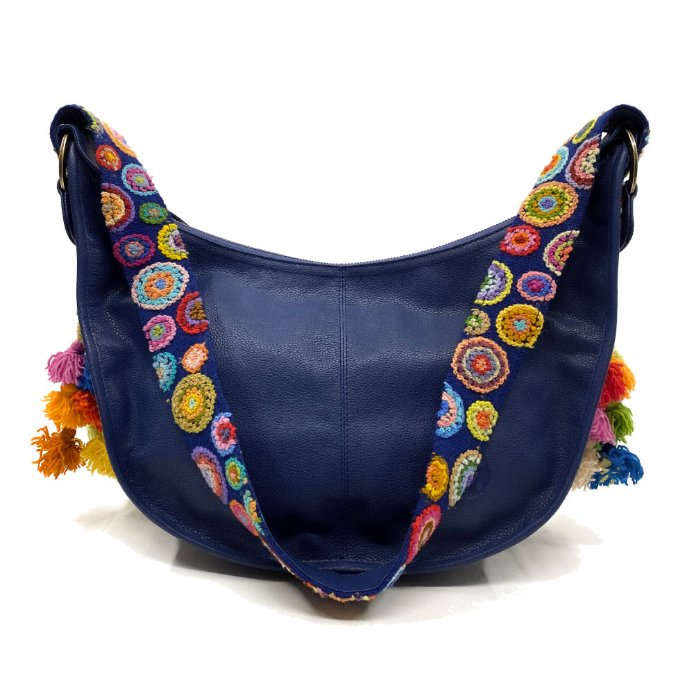 Bolsa de piel amplia para mujer de asa larga crossbody con cierre y artesanía de bordados peruanos color azul rey.