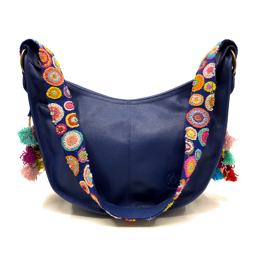 Bolsa de piel amplia para mujer de asa larga crossbody con cierre y artesanía de bordados peruanos color azul náutico.