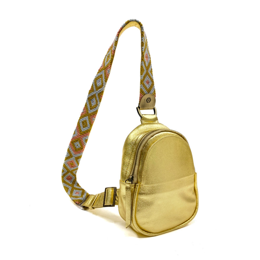 Bolso de piel con cierre tipo riñonera color dorado con asa ajustable y artesanía chiapaneca