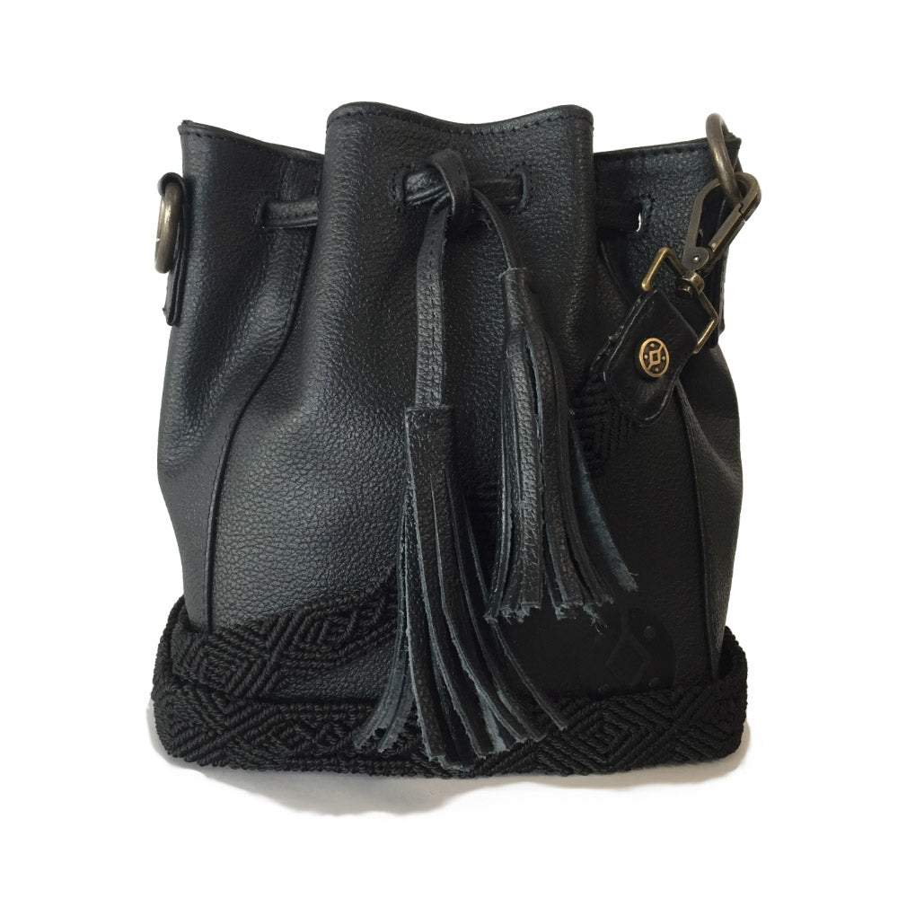Bolsa de piel pequeña tipo morral para mujer con asa intercambiable de artesanía chiapaneca color negro