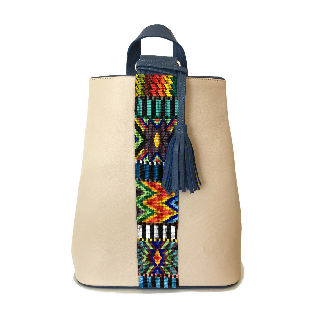 Mochila Backpack de piel para mujer color beige con cinta artesanal de chaquira