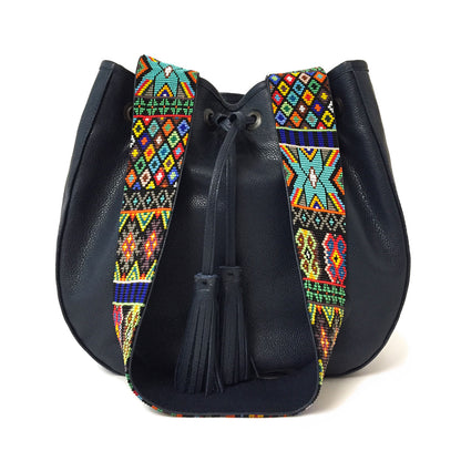 Bolsa morral de piel para mujer color azul marino con tejido artesanal de chaquira