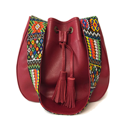 Bolsa morral de piel para mujer color rojo con tejido artesanal de chaquira