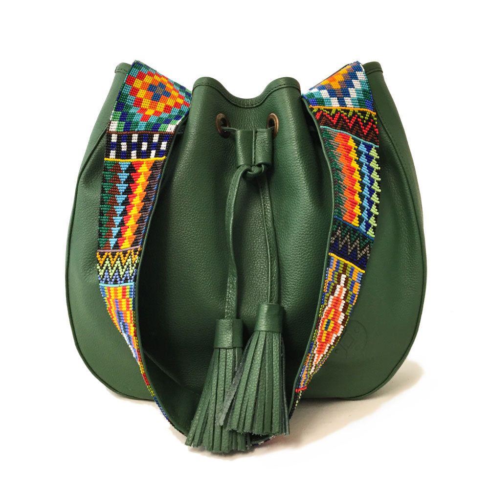 Bolsa morral de piel para mujer color verde con tejido artesanal de chaquira