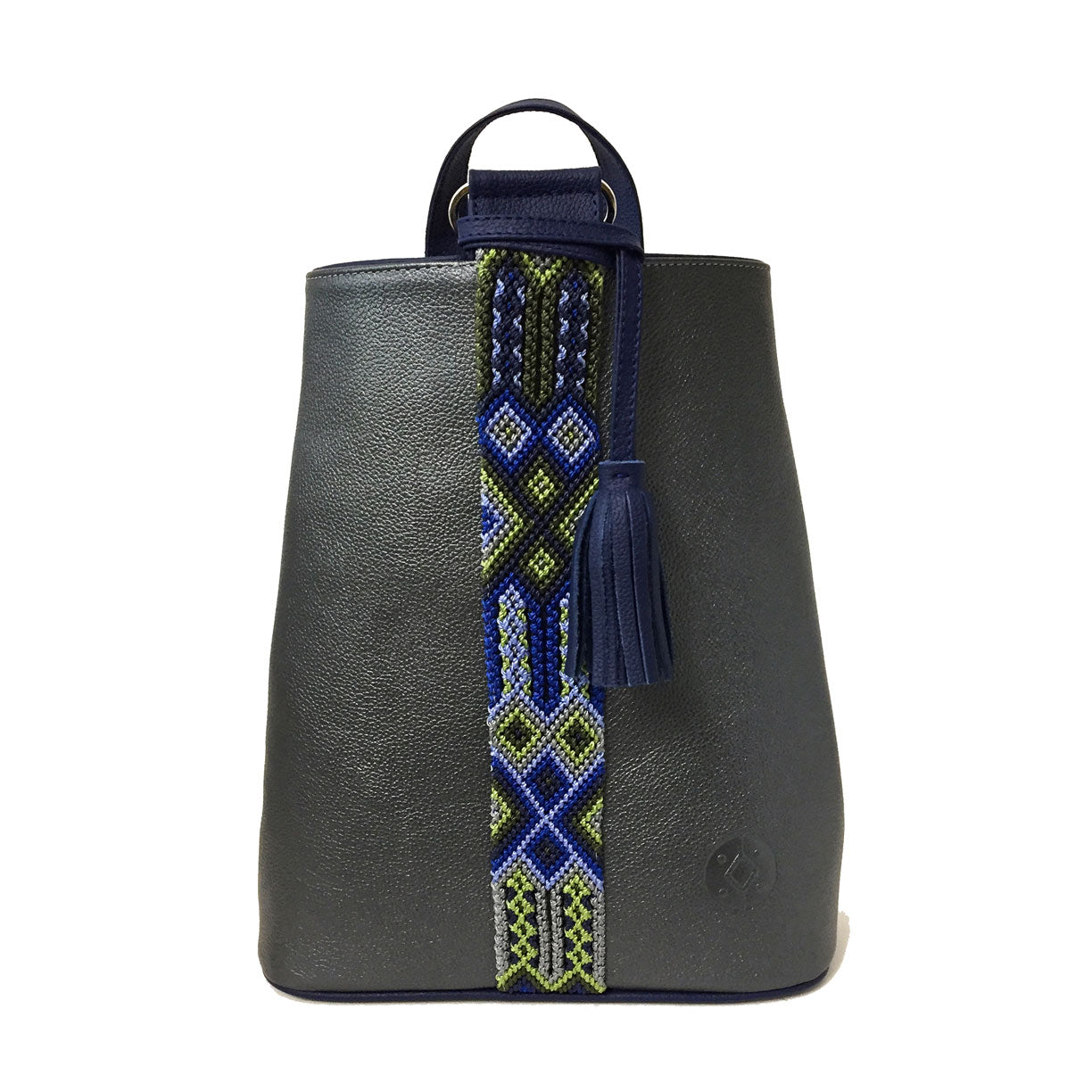 Mochila Backpack de piel para mujer color gris metálico con cinta artesanal Chiapaneca