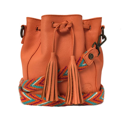 Bolsa de piel pequeña tipo morral para mujer con asa intercambiable de artesanía wayuu color naranja