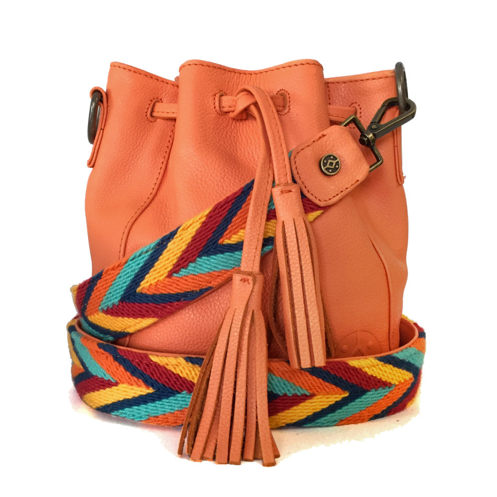 Bolsa de piel pequeña tipo morral para mujer con asa intercambiable de artesanía wayuu color naranja