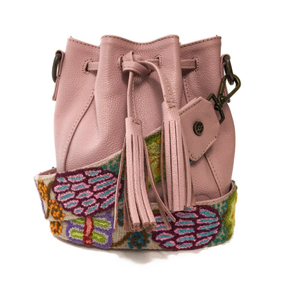 Bolsa de piel pequeña tipo morral para mujer con asa intercambiable de artesanía peruana color rosa