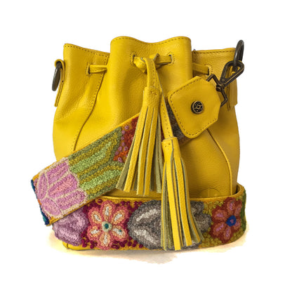 Bolsa de piel pequeña tipo morral para mujer con asa intercambiable de artesanía peruana color amarillo