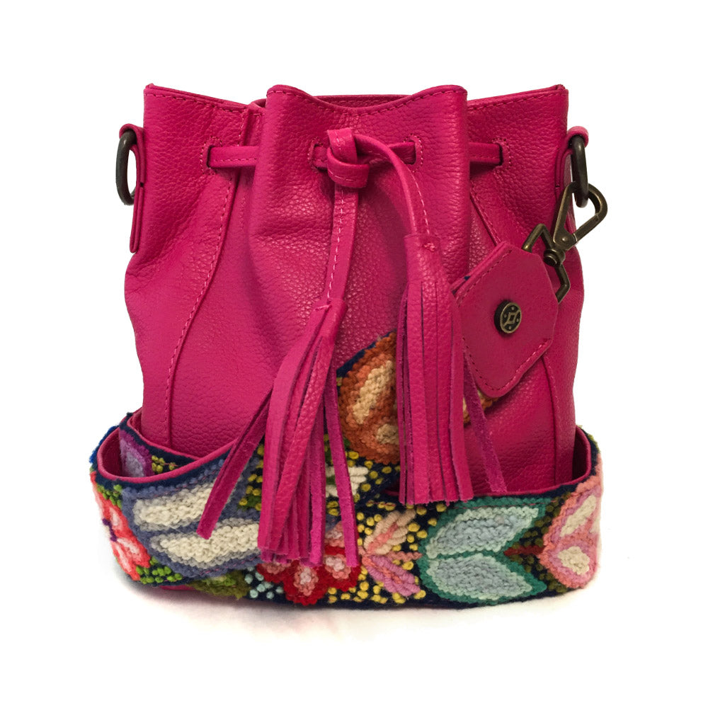 Bolsa de piel pequeña tipo morral para mujer con asa intercambiable de artesanía peruana color rosa mexicano