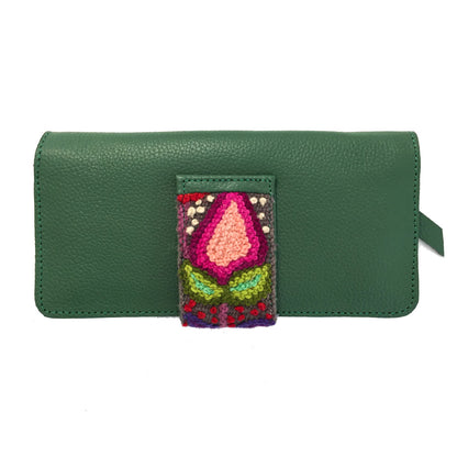 Cartera de piel para dama color verde con cierre y látigo de imán con cinta artesanal de Chiapas
