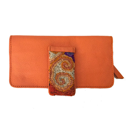 Cartera de piel para dama color naranja con cierre y látigo de imán con cinta artesanal de Chiapas