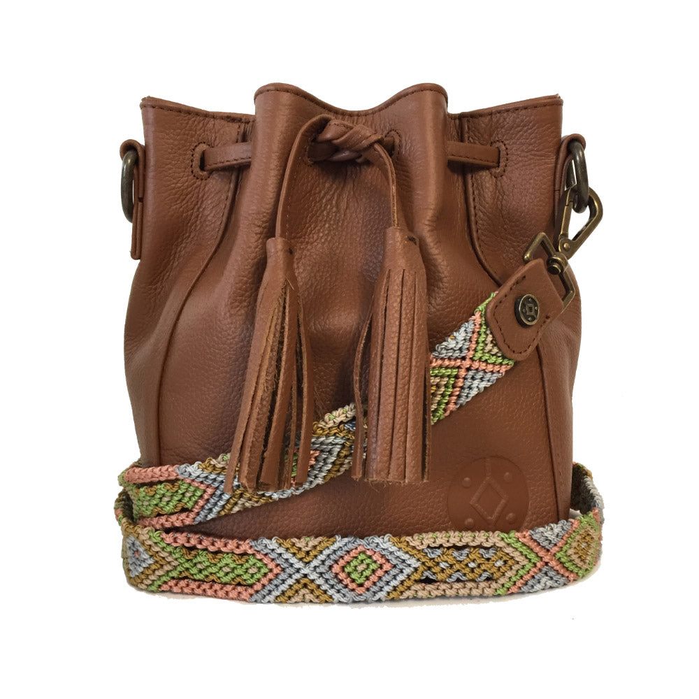 Bolsa de piel pequeña tipo morral para mujer con asa intercambiable de artesanía chiapaneca color camello