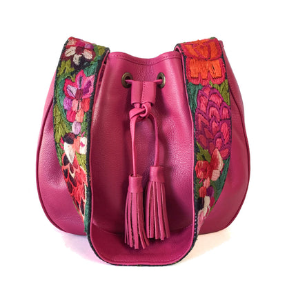 Bolsa morral de piel para mujer color rosa mexicano con tejido artesanal maya