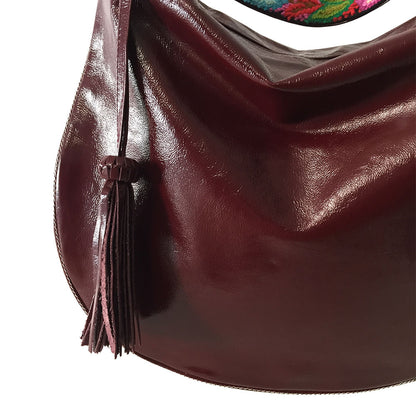 Bolsa de piel con acabado de charol color vino al hombro para mujer con cierre con asa de artesanía peruana  en descuento
